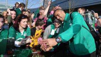 Irish Rugby TV: Simon Zebo Enjoys Warm Welcome Home From Ireland Fans
