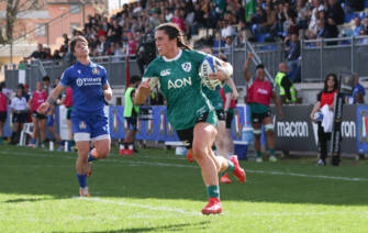 Amee-Leigh Costigan runs in to score a try 30/3/2025