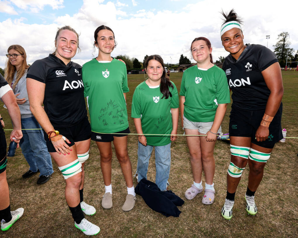 Fiona Tuite and Eimear Corri-Fallon with fans after training 28/8/2025