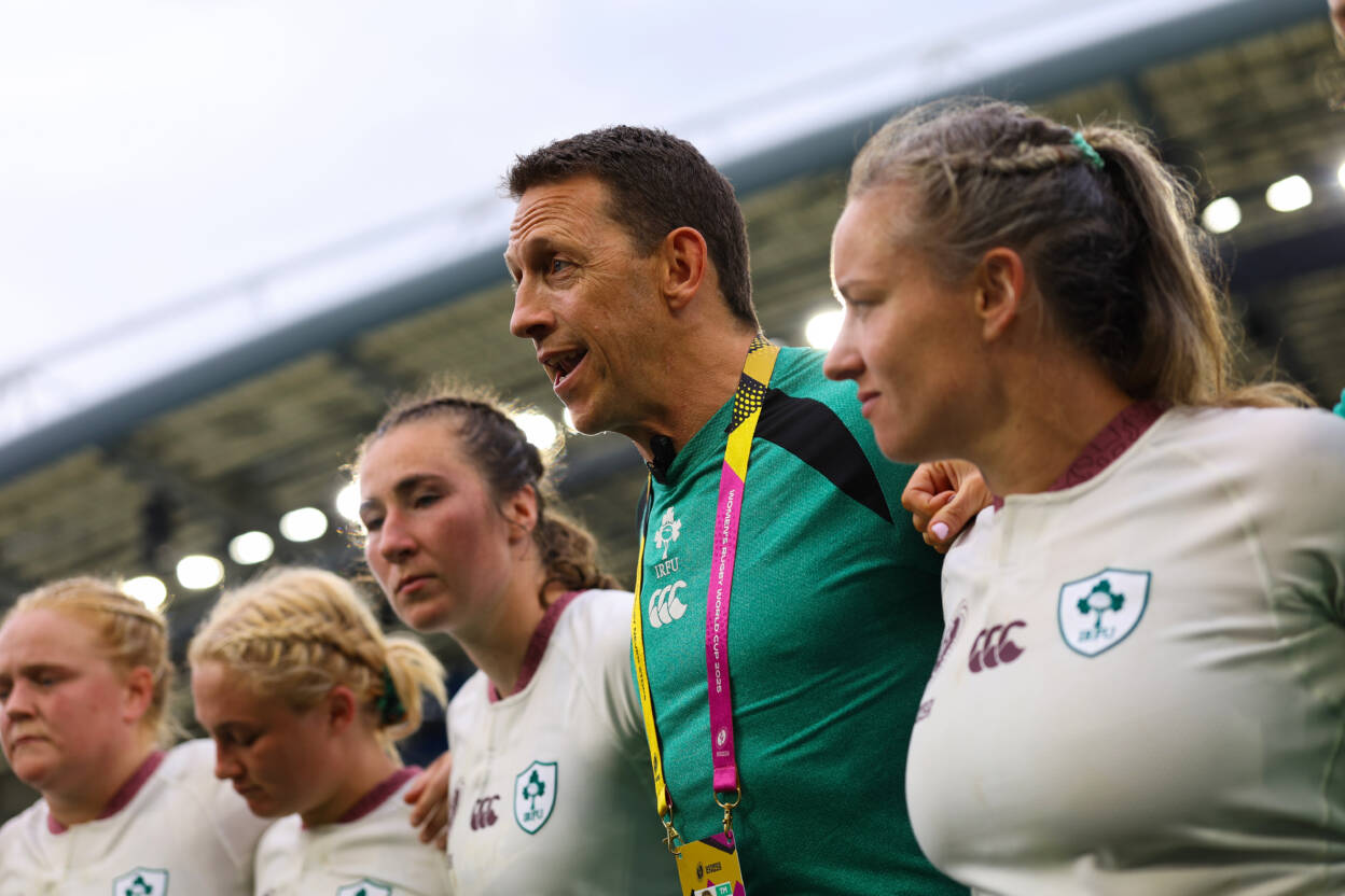 Scott Bemand speaks to Ireland players after the match 7/9/2025