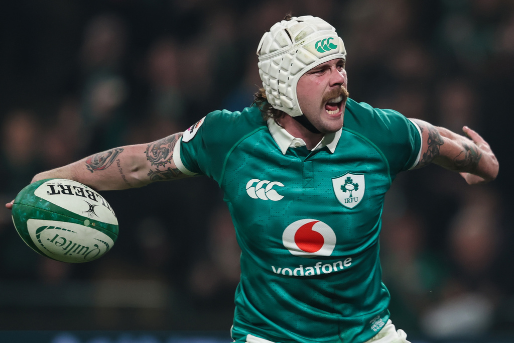 Mack Hansen celebrates scoring his sides first try of the match 15/11/2025