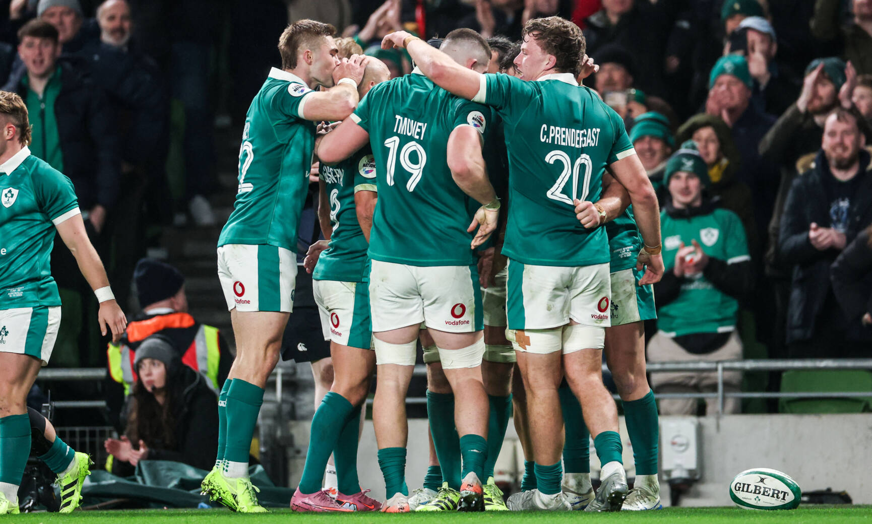 Robbie Henshaw celebrates after scoring with his teammates 15/11/2025