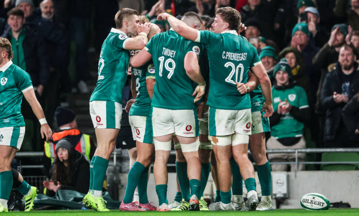 Robbie Henshaw celebrates after scoring with his teammates 15/11/2025