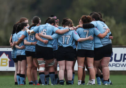The Galwegians Women's players huddle together