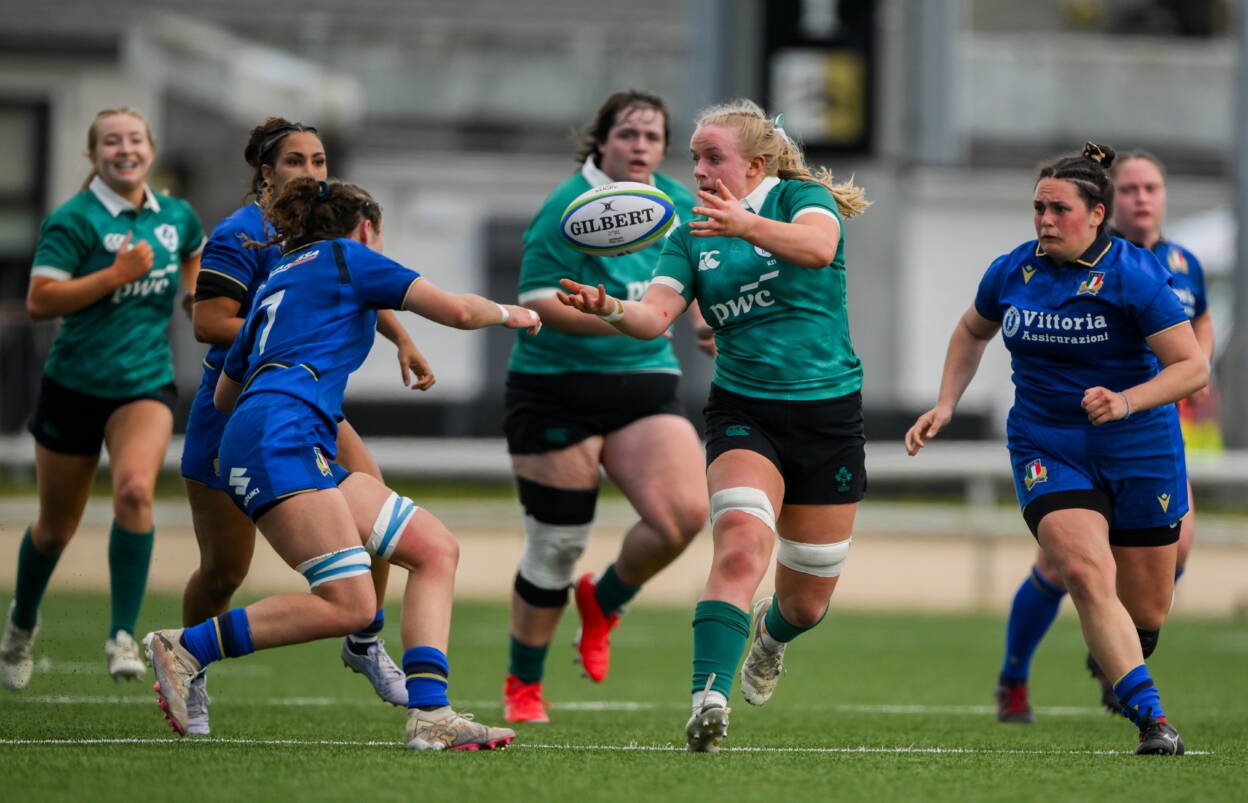 Ailish Quinn throws a pass during an Irish attack