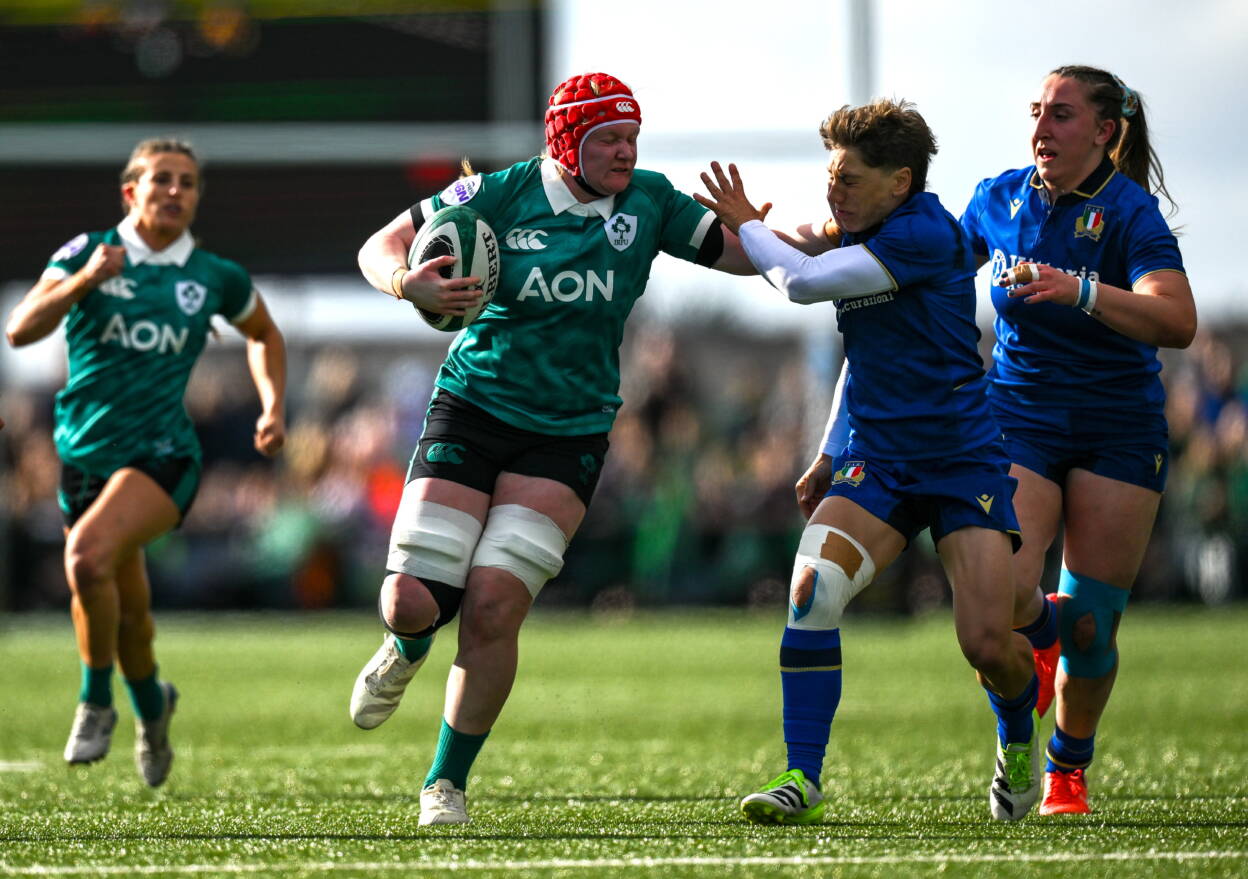 Aoife Wafer hands off Italy's Sofia Srefan