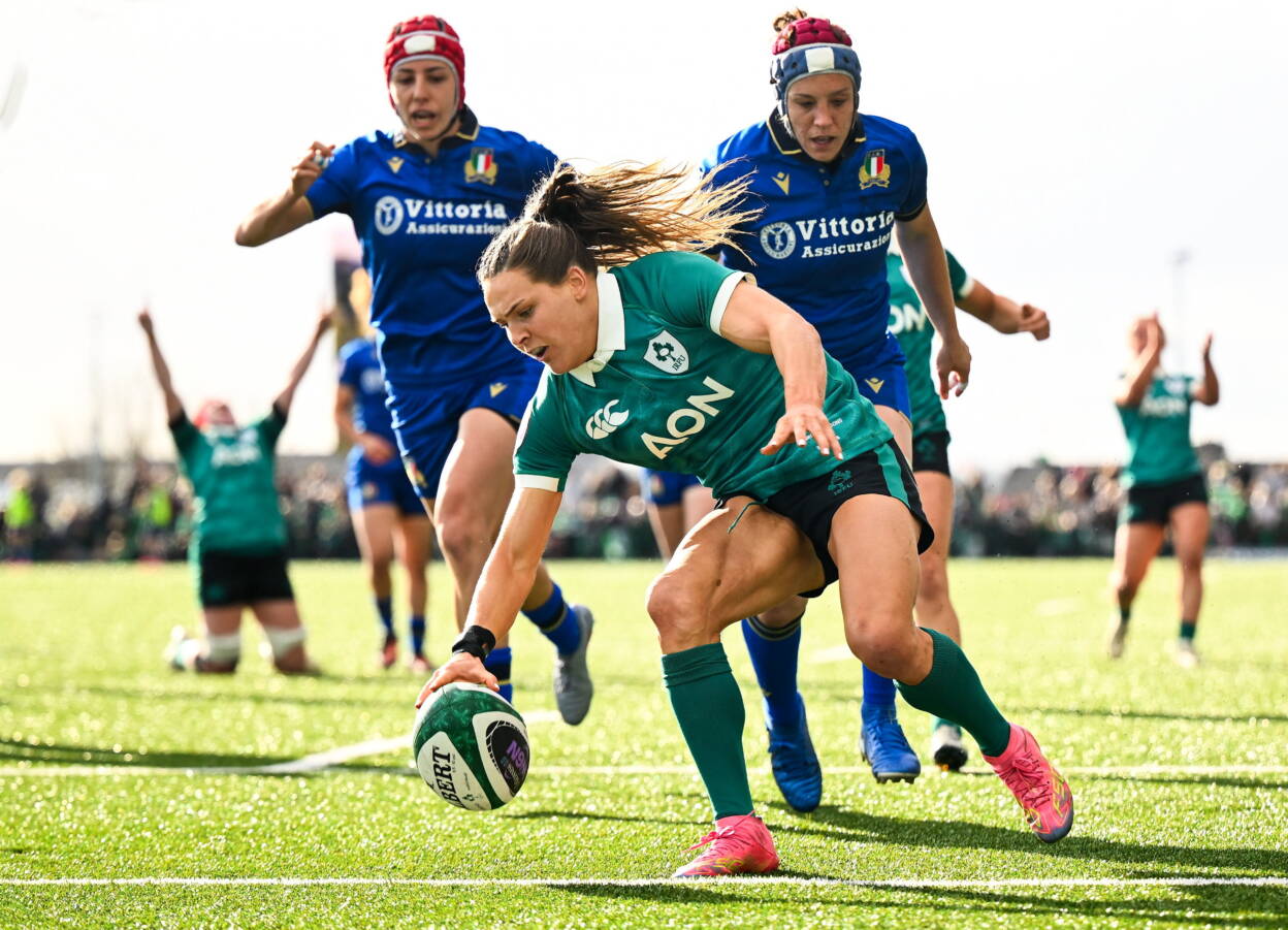 Béibhinn Parsons dots the ball down for her third try against Italy