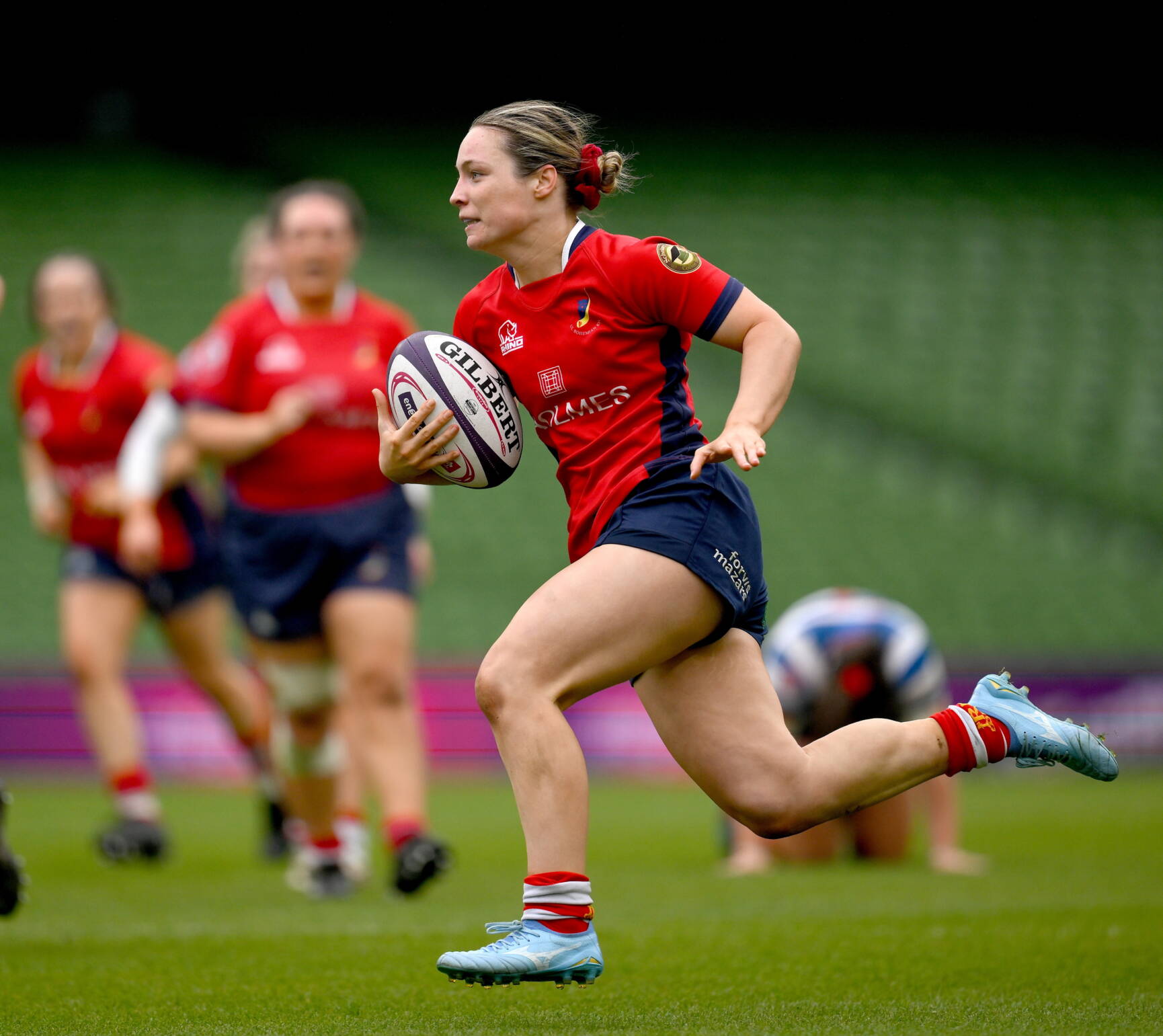 Alana McInerney races towards the try-line for UL Bohemian