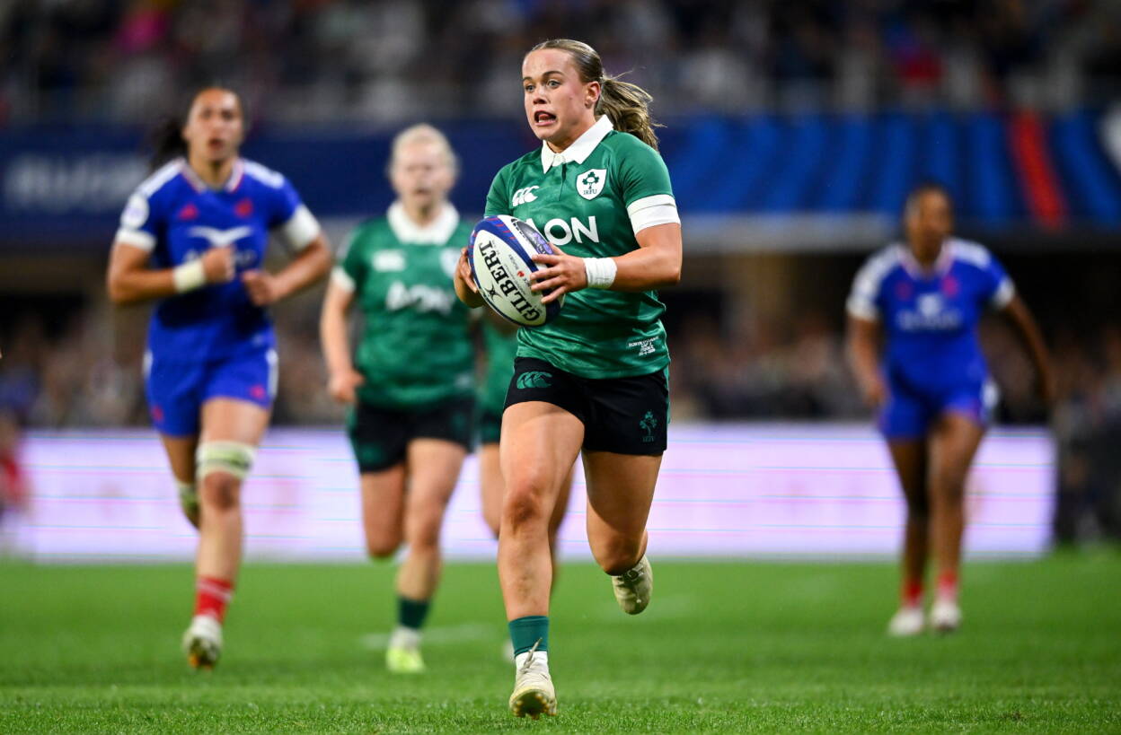 Ireland's Robyn O'Connor makes her way down the left wing