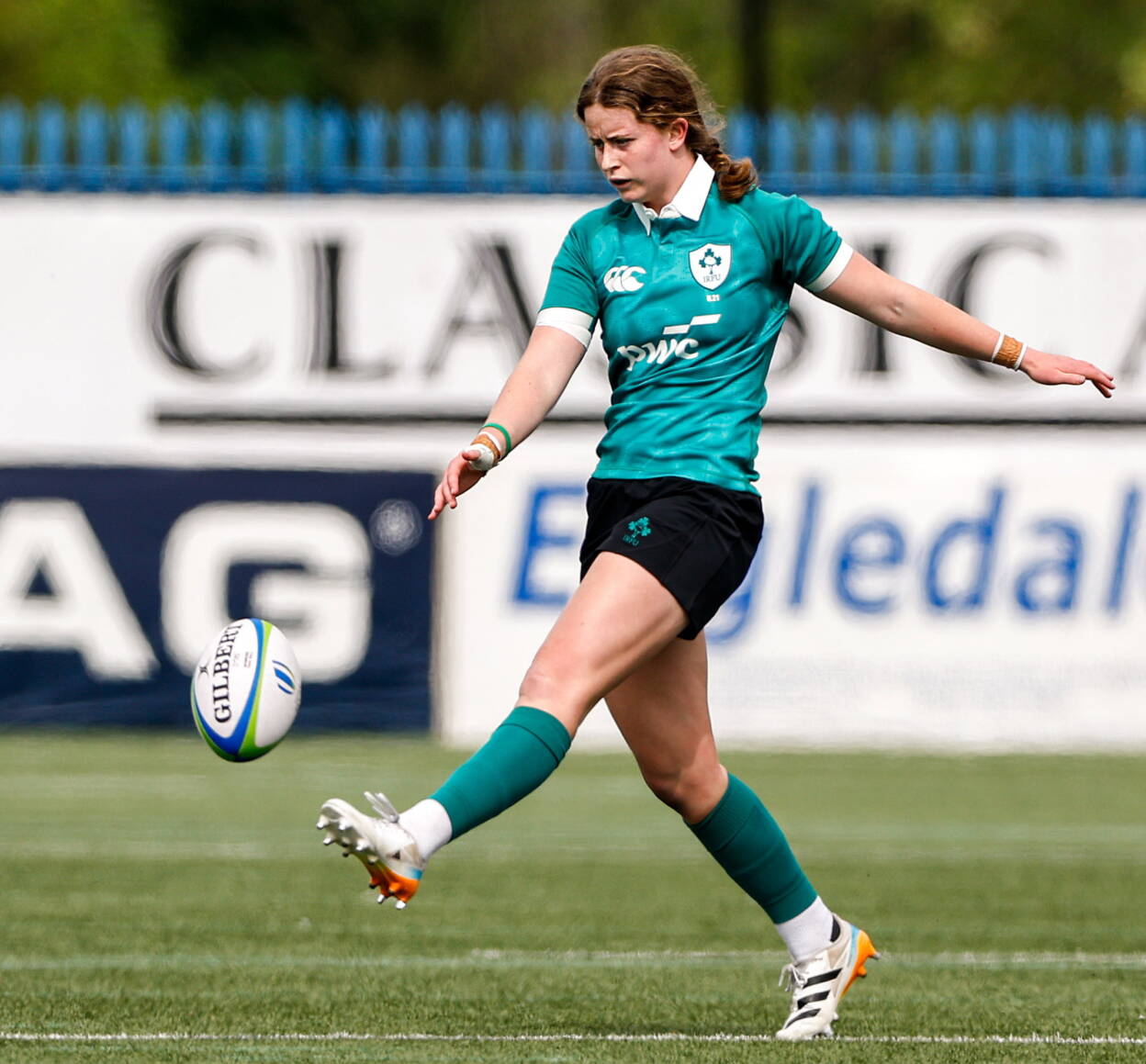 Caitríona Finn's cross-field kick set up a try for Katie Corrigan