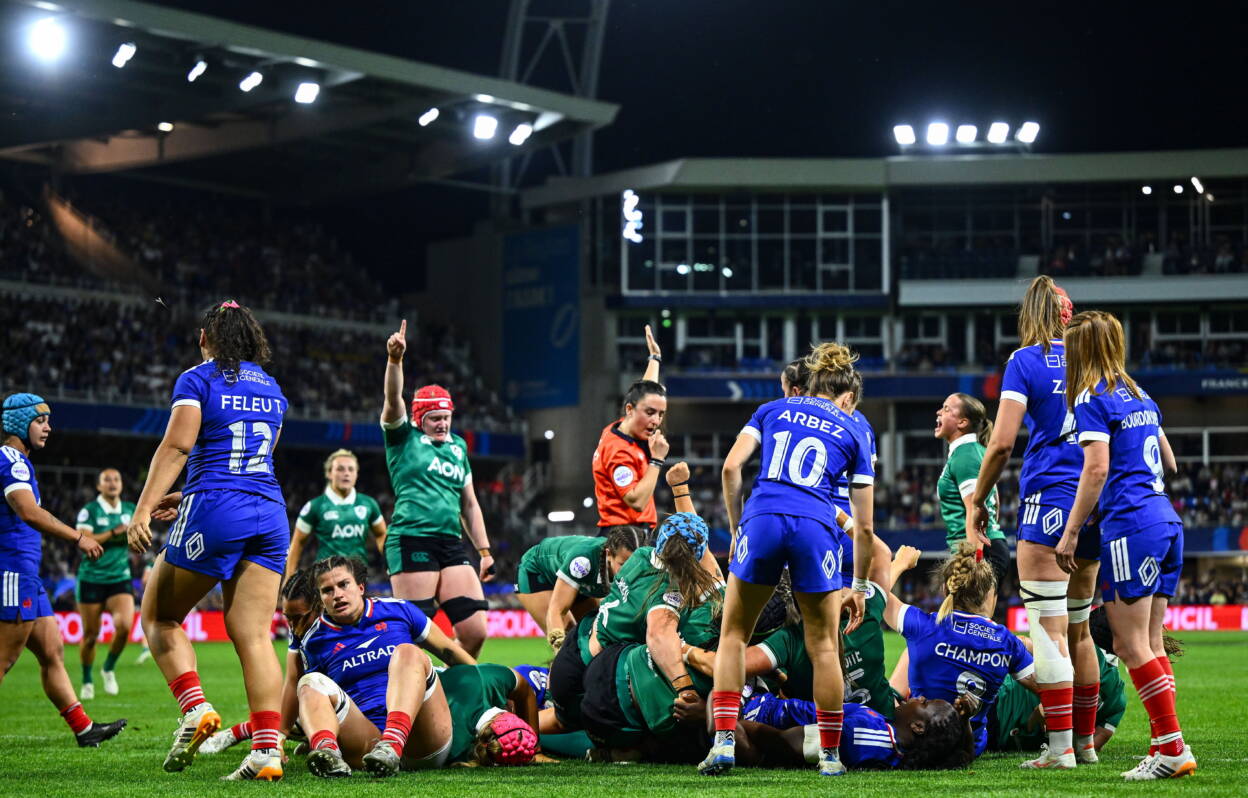 The Ireland players celebrate a try scored by Clíodhna Moloney-MacDonald against France
