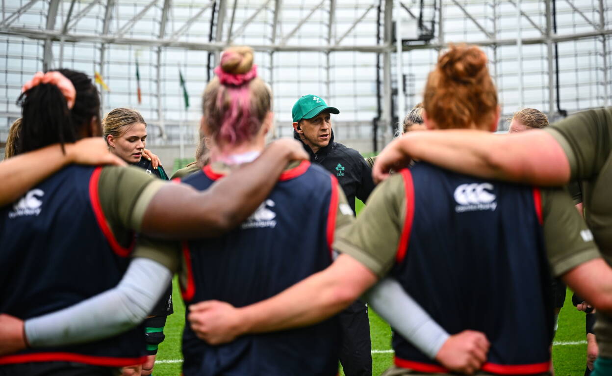 Scott Bemand talks to the players during the Captain's Run