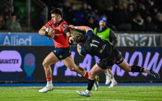 Munster's Dan Kelly breaks free to score in Glasgow
