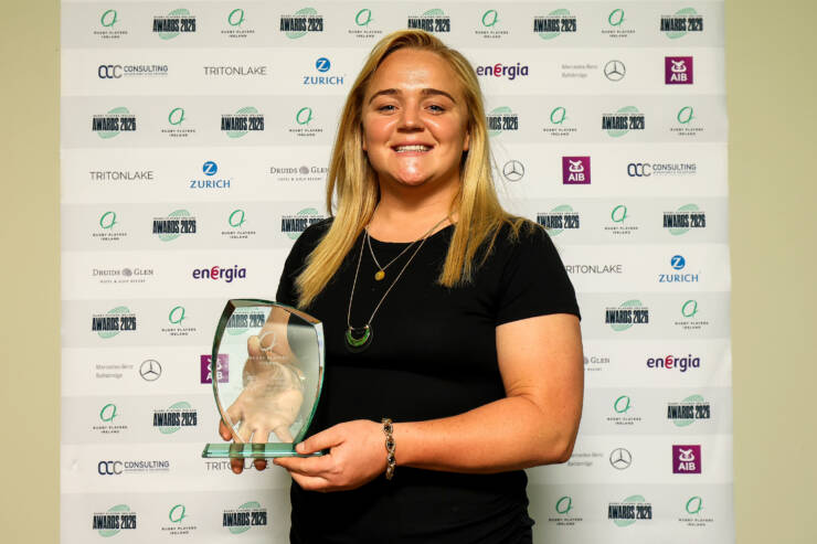Clíodhna Moloney-MacDonald with her award
