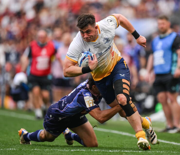 Dan Sheehan takes on Bordeaux Bègles' Pablo Uberti